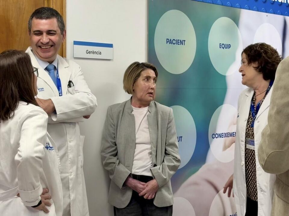 Mulher que recebeu o transplante (C), esteve hoje presente numa conferência de imprensa, juntamente com a equipa médica 