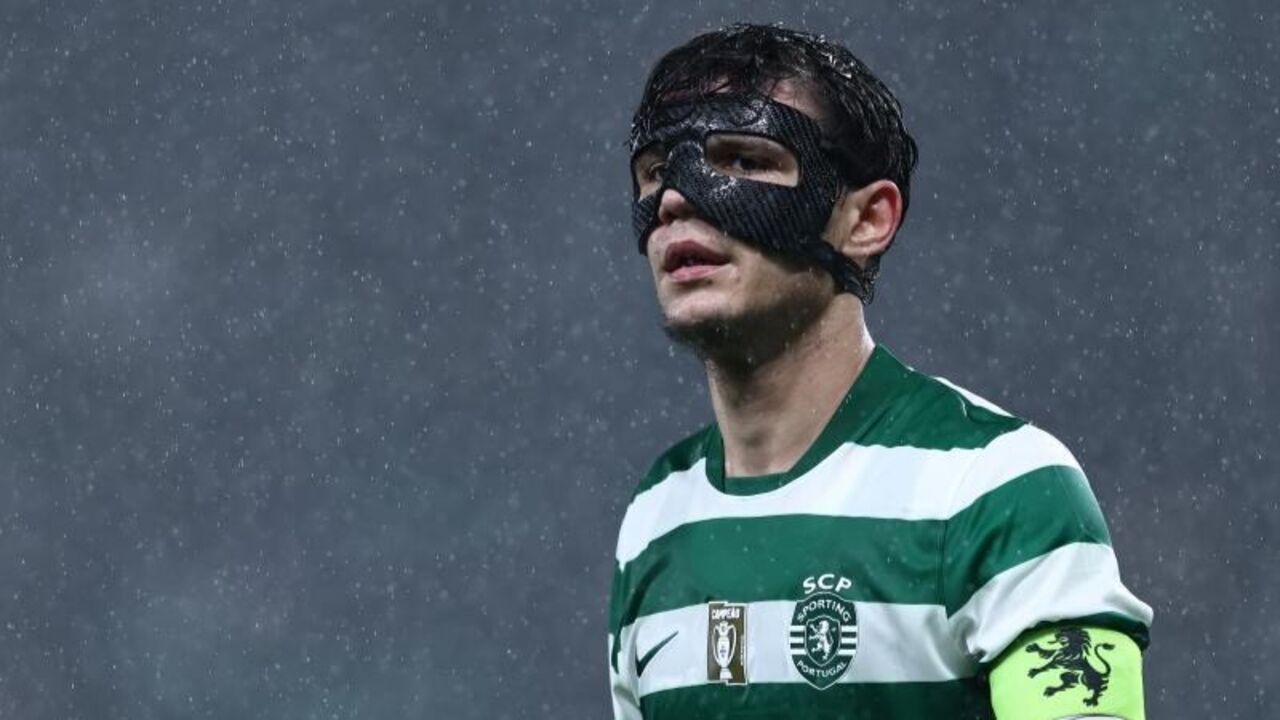 Eduardo Quaresma usa máscara protetora em jogo do Sporting