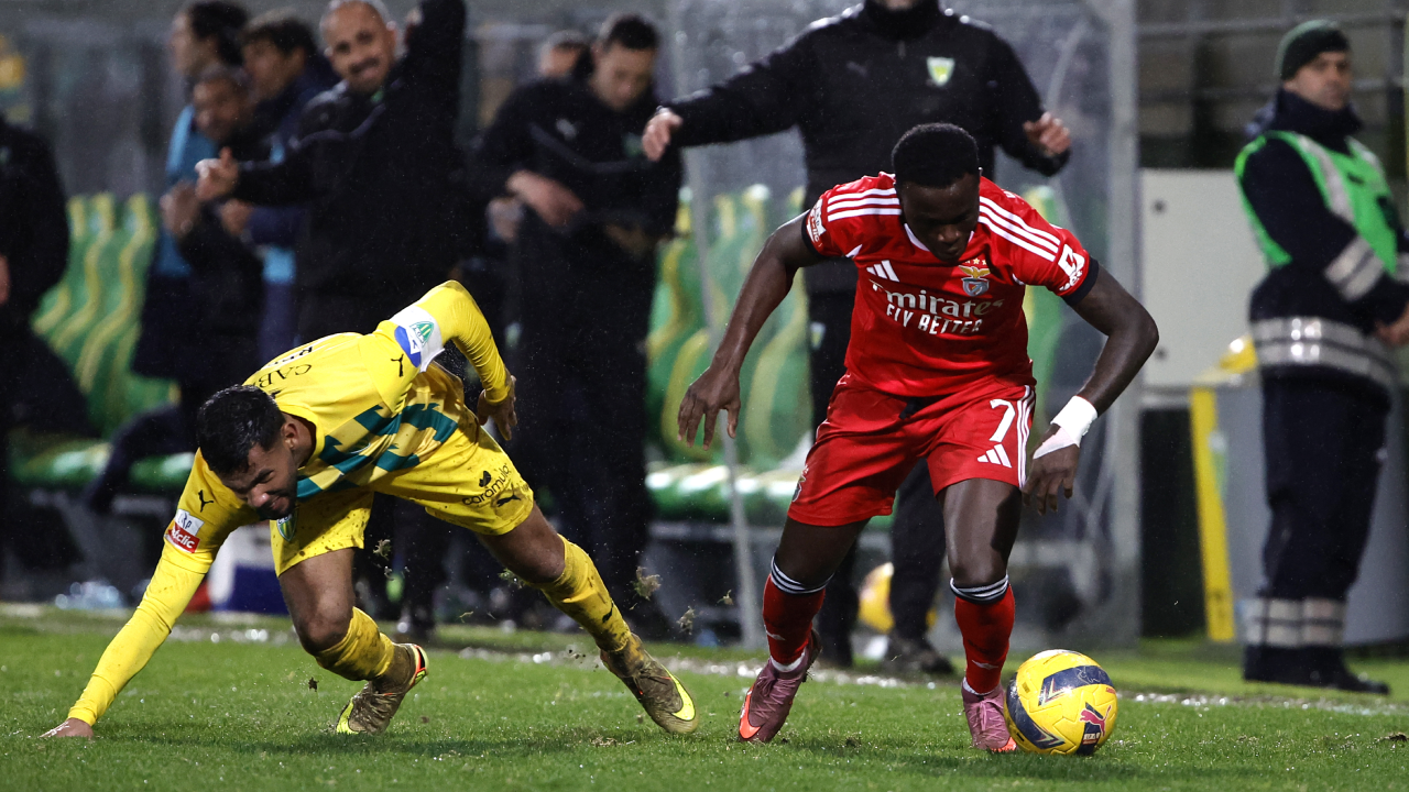Bruma dribla adversário no Tondela-Benfica
