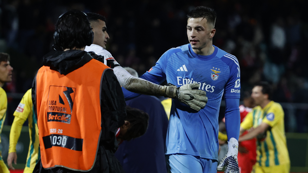 Trubin cumprimenta Bernardo, guarda-redes do Tondela, após o empate do Benfica