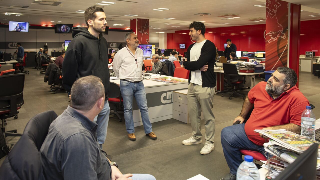 Capdeville e Branquinho visitam redação após Europeu de andebol