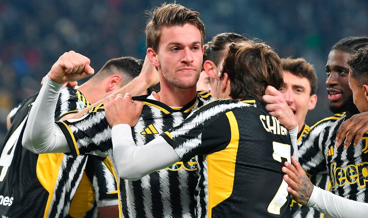 Jogadores da Juventus celebram após o clube ter emprestado Daniele Rugani à Fiorentina