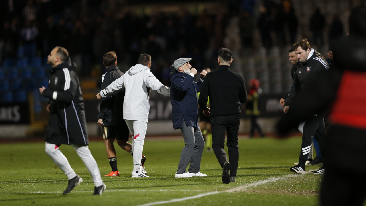 Álvaro Pacheco festeja com os adeptos do Casa Pia a vitória sobre o FC Porto