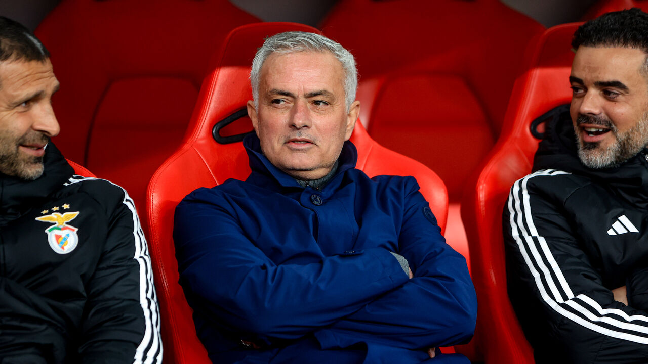 José Mourinho sentado no banco de suplentes do Benfica ao lado dos seus assistentes