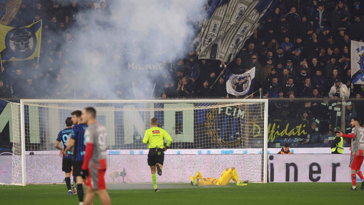 O momento em que um petardo foi lançado para perto de Emil Audero