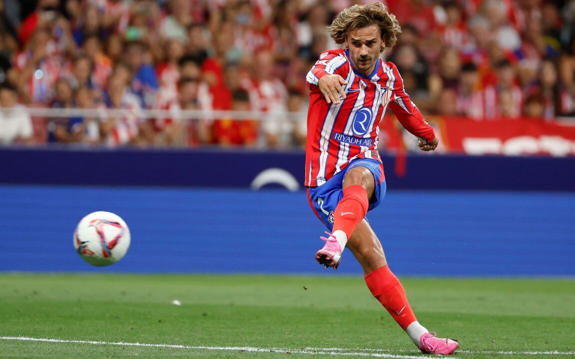 Griezmann em campo durante um jogo de futebol