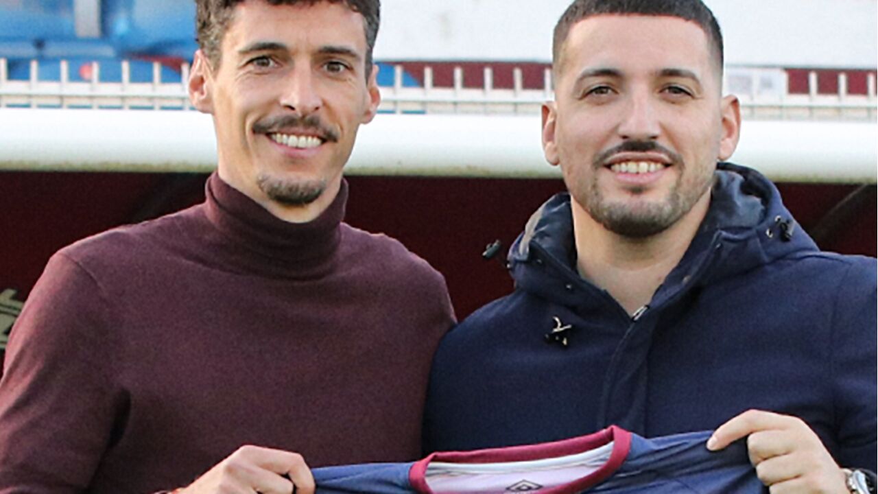 Fabio Vieira (à esquerda) orienta Torreense