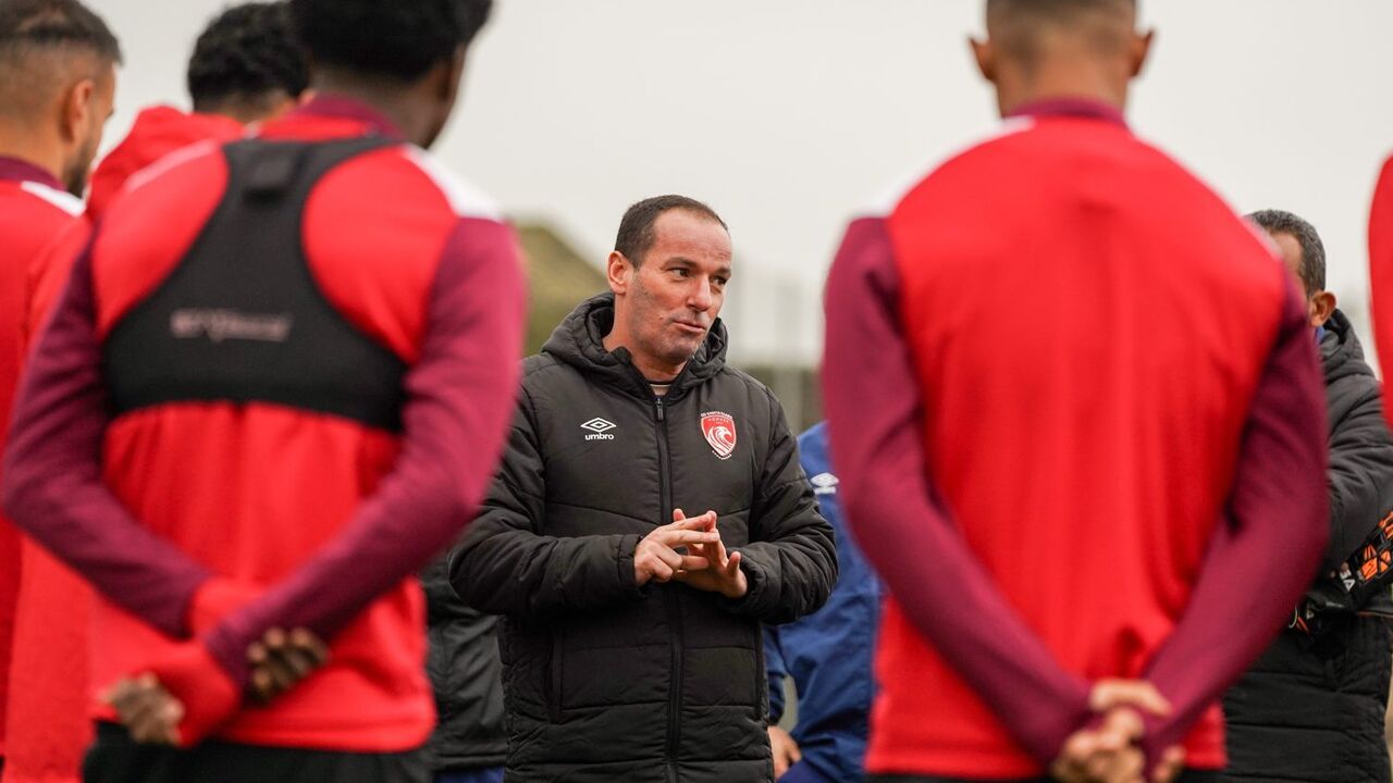 Petit lidera treino no Santa Clara