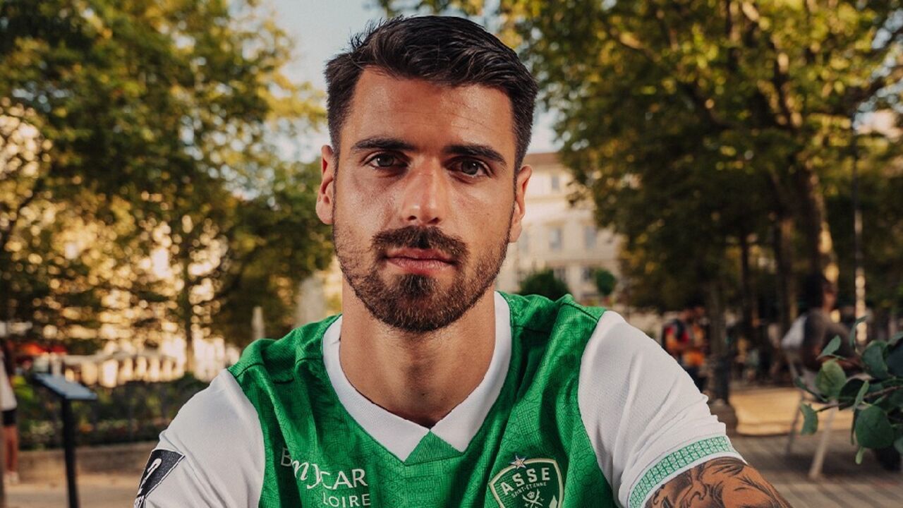 João Ferreira afasta-se dos relvados após expulsão e lesão na mão