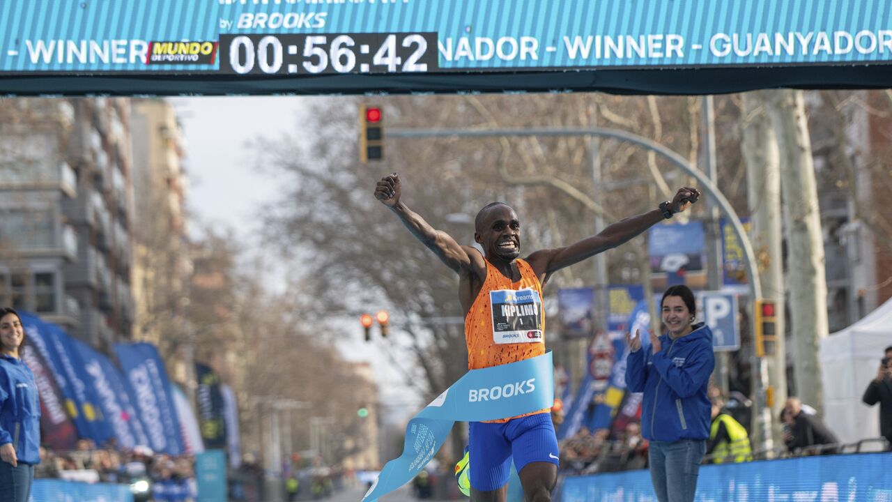 Kiplimo vence maratona em Espanha, mas recorde é polémico