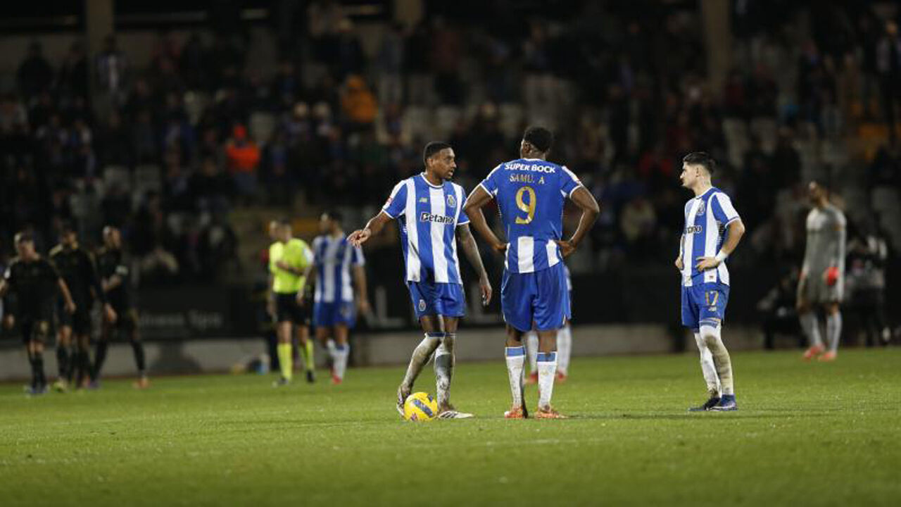 Jogadores do FC Porto reagem no relvado durante o jogo com o Casa Pia