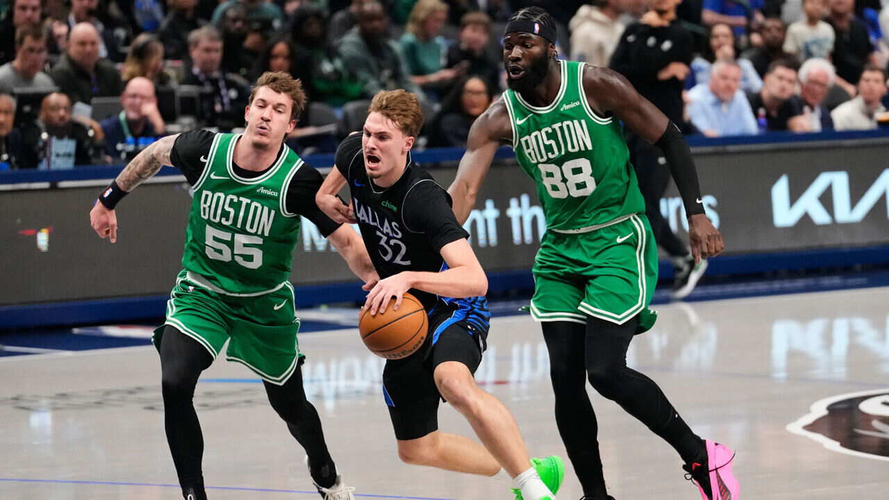 Neemias Queta (à direita)