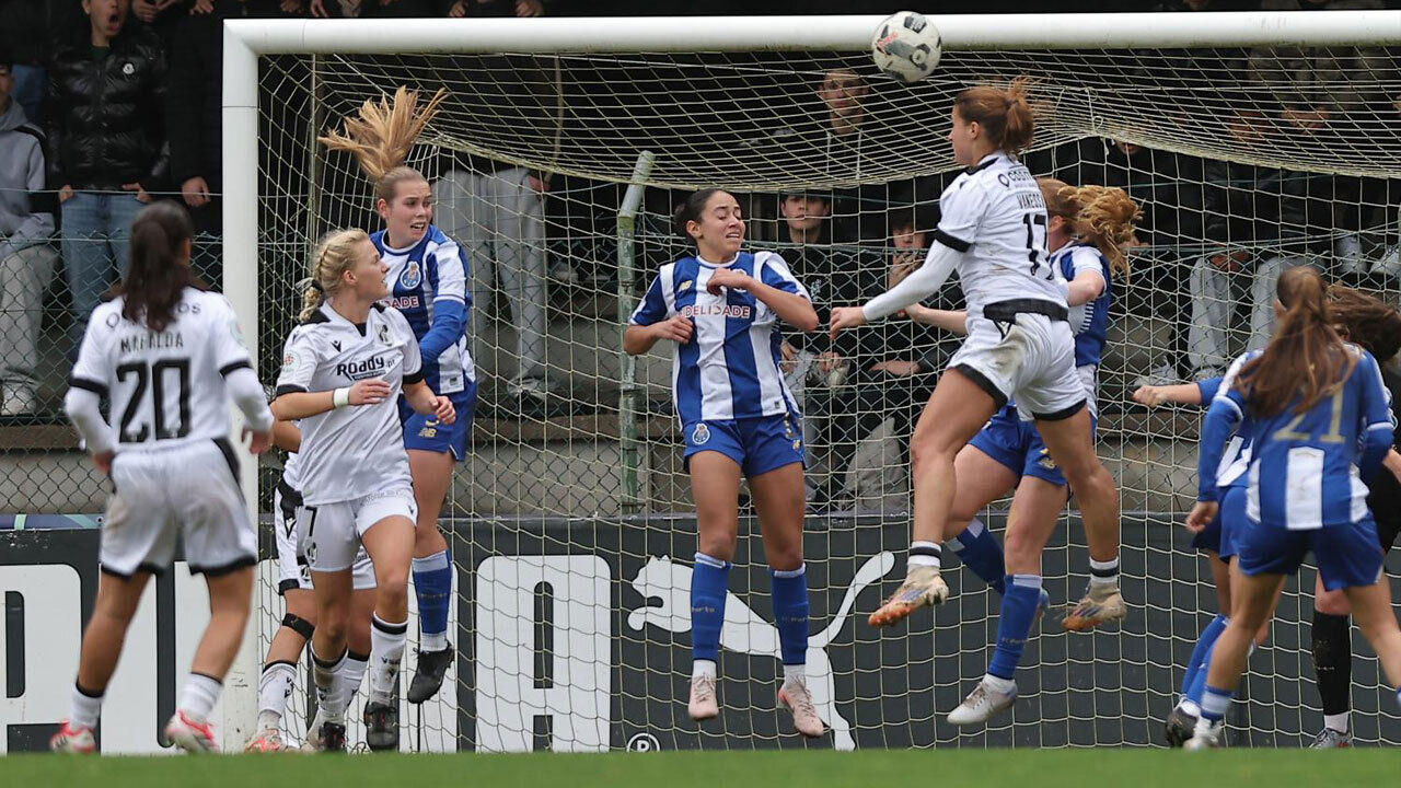 As jogadores disputam a bola durante o V. Guimarães-FC Porto