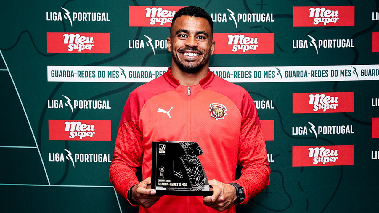 Samu Silva recebe prémio de guarda-redes do mês da 2.ª Liga