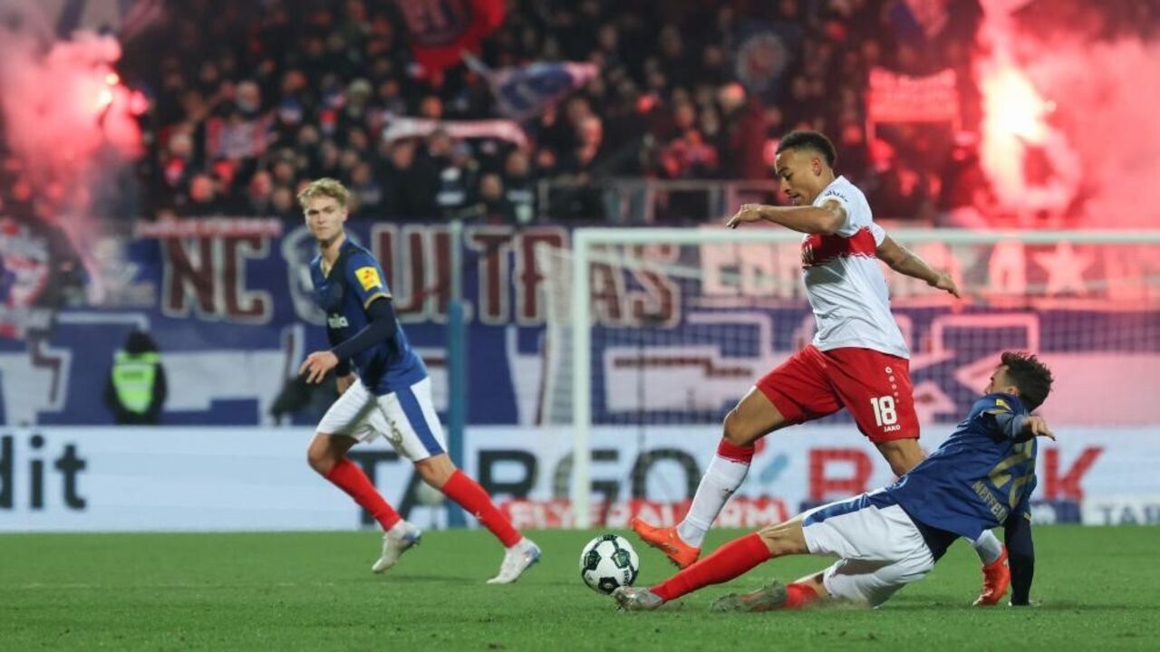 Futebolista do Estugarda disputa a bola com o Kiel na Taça da Alemanha