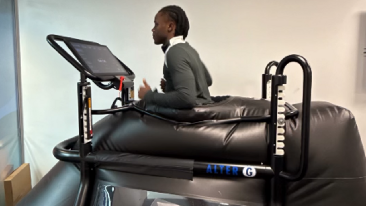 Quenda recupera de cirurgia em Londres numa passadeira antigravidade