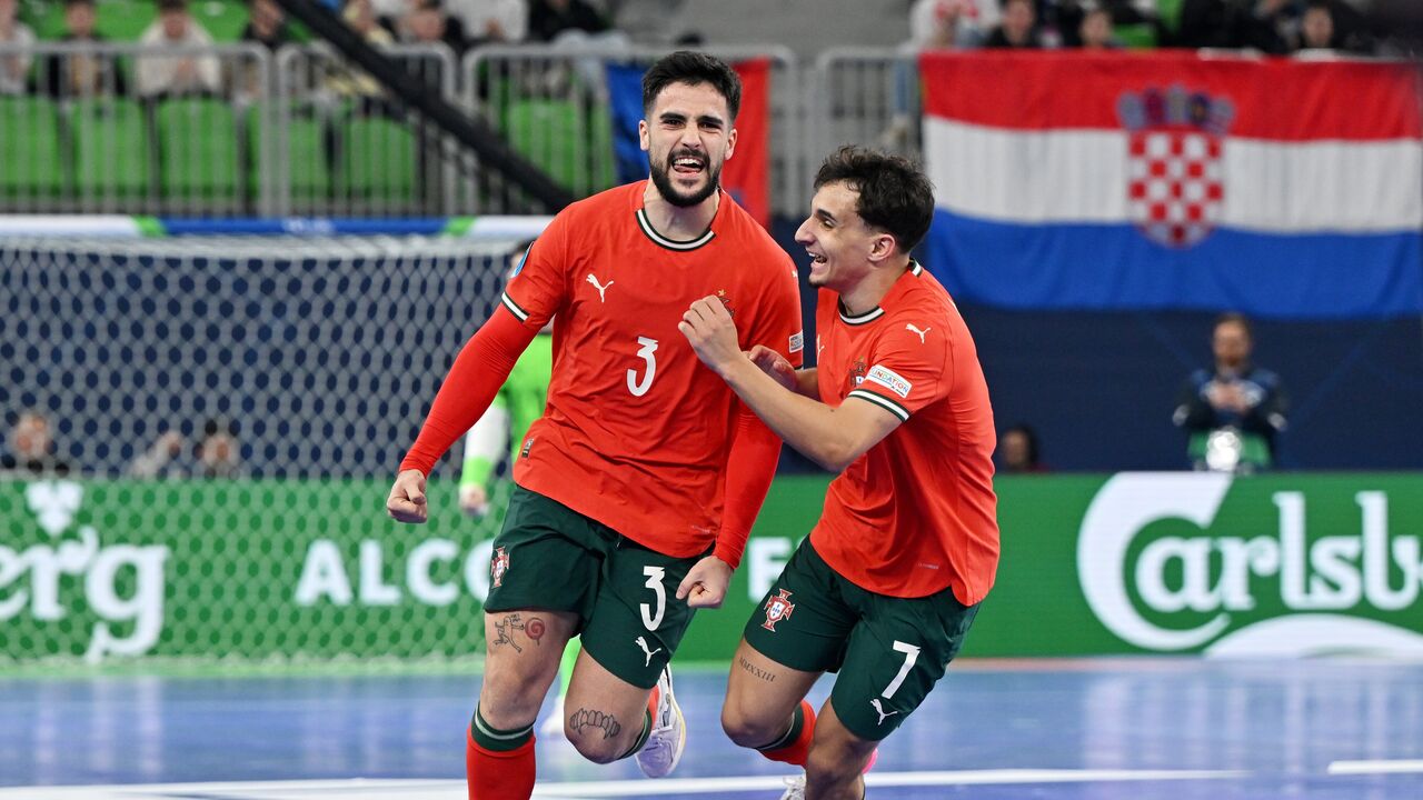 Tomás Paçó (à esq.)  e Lúcio festejam a reviravolta portuguesa