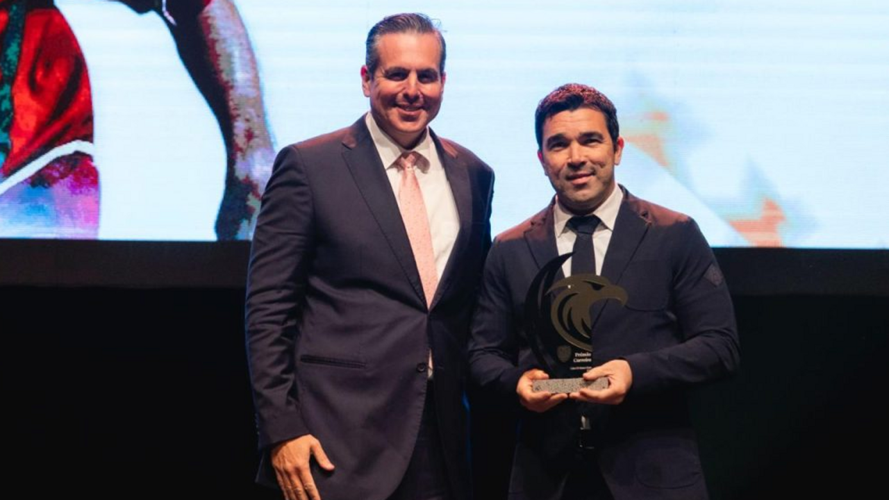 Entrega do Prémio Carreiro a um homenageado