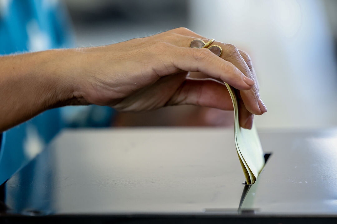 Eleições presidenciais: cédula é depositada na urna para votação