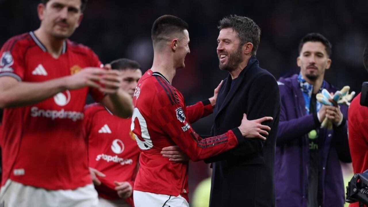 Michael Carrick com Benjamin Sesko