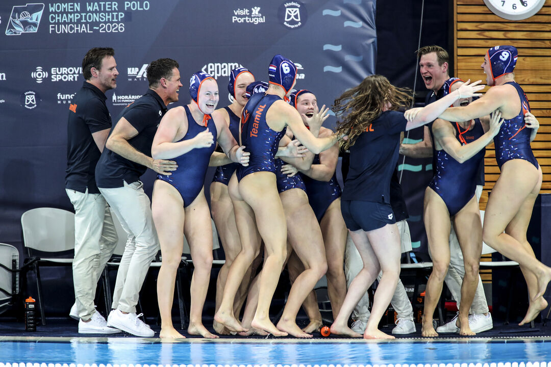 Evangelos Doudesis celebra título com a equipa da Holanda
