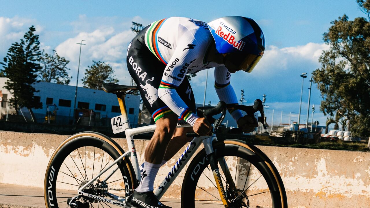 Remco Evenepoel vence CRI em Valência, com Almeida sem arriscar