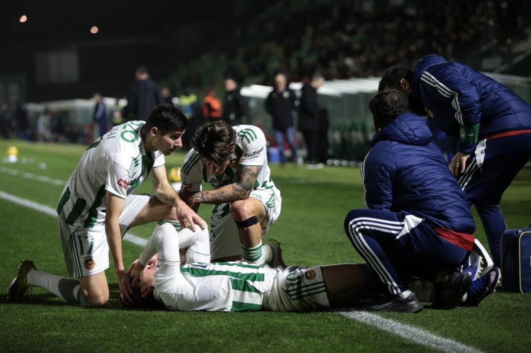 Jogador recebe assistência médica durante o jogo