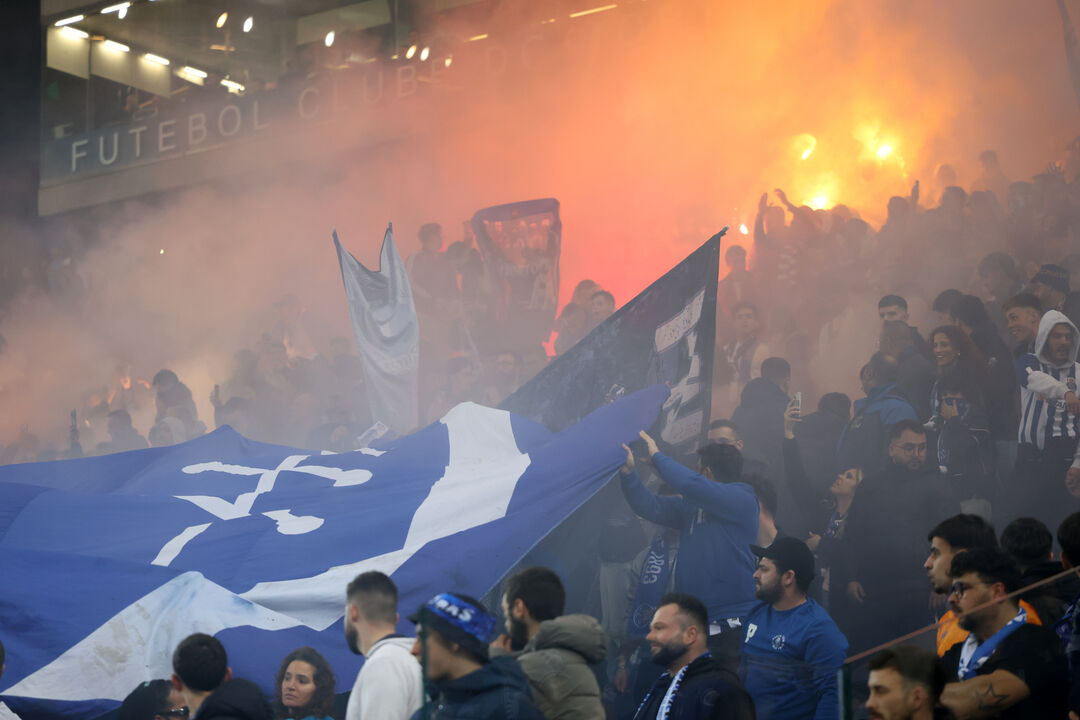 Adeptos do FC Porto e Sporting criam ambiente intenso no estádio