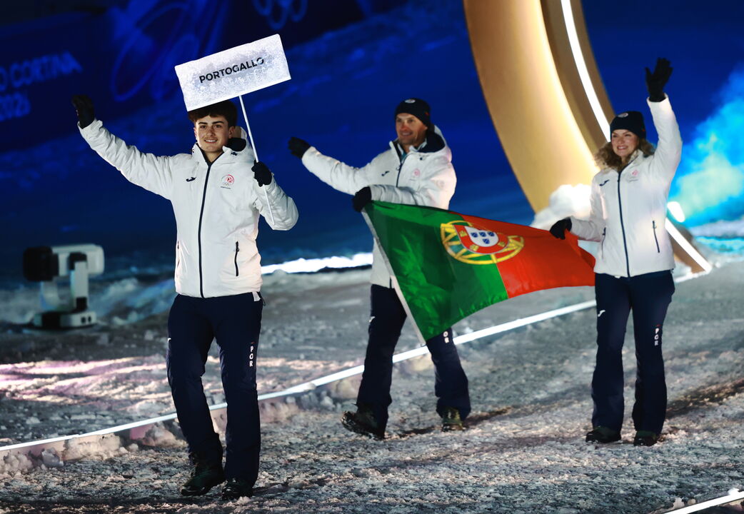 Atletas de Portugal desfilam com a bandeira nacional em evento desportivo
