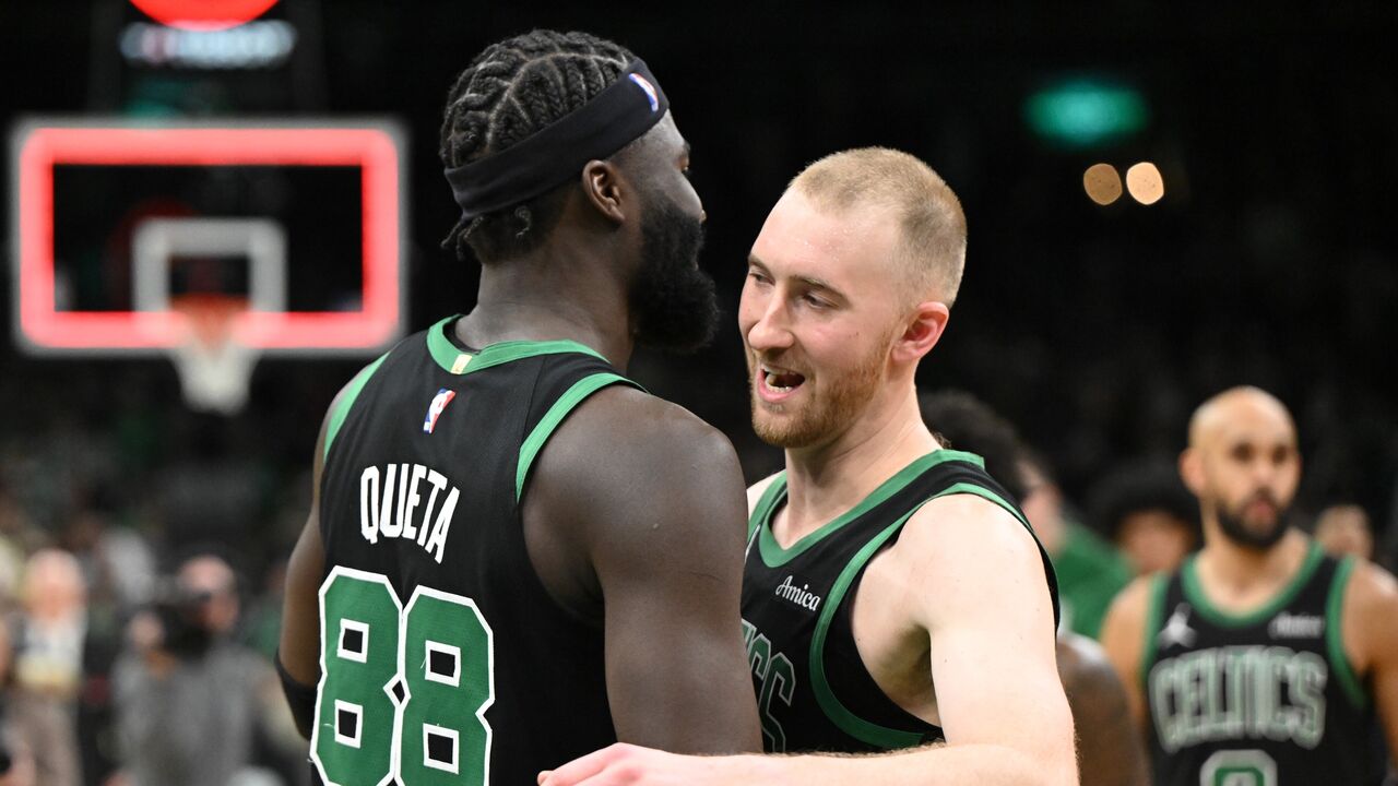 Neemias Queta celebra marca de 500 ressaltos na vitória dos Celtics em Miami