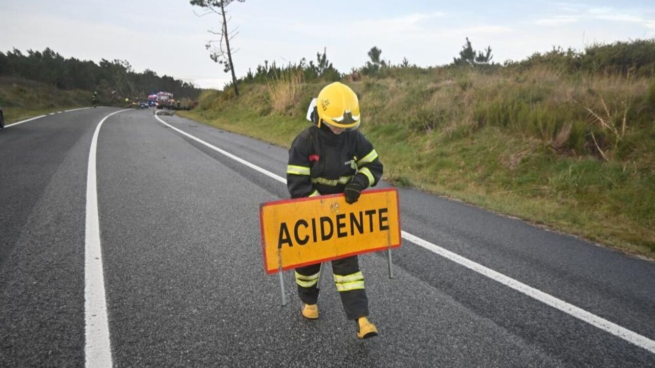 Bombeiro sinaliza acidente em estrada nas Caldas da Rainha