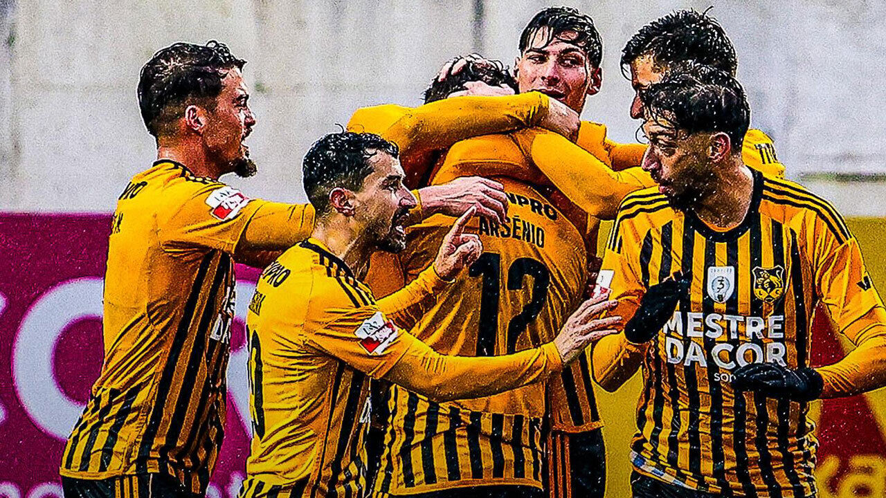 Jogadores do Lus. Lourosa a celebrar