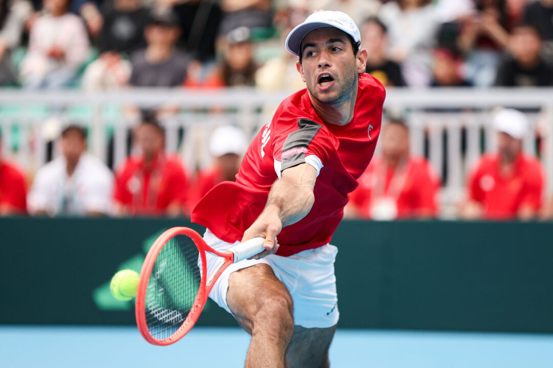 Tenista em ação durante o confronto Portugal-China na Taça Davis