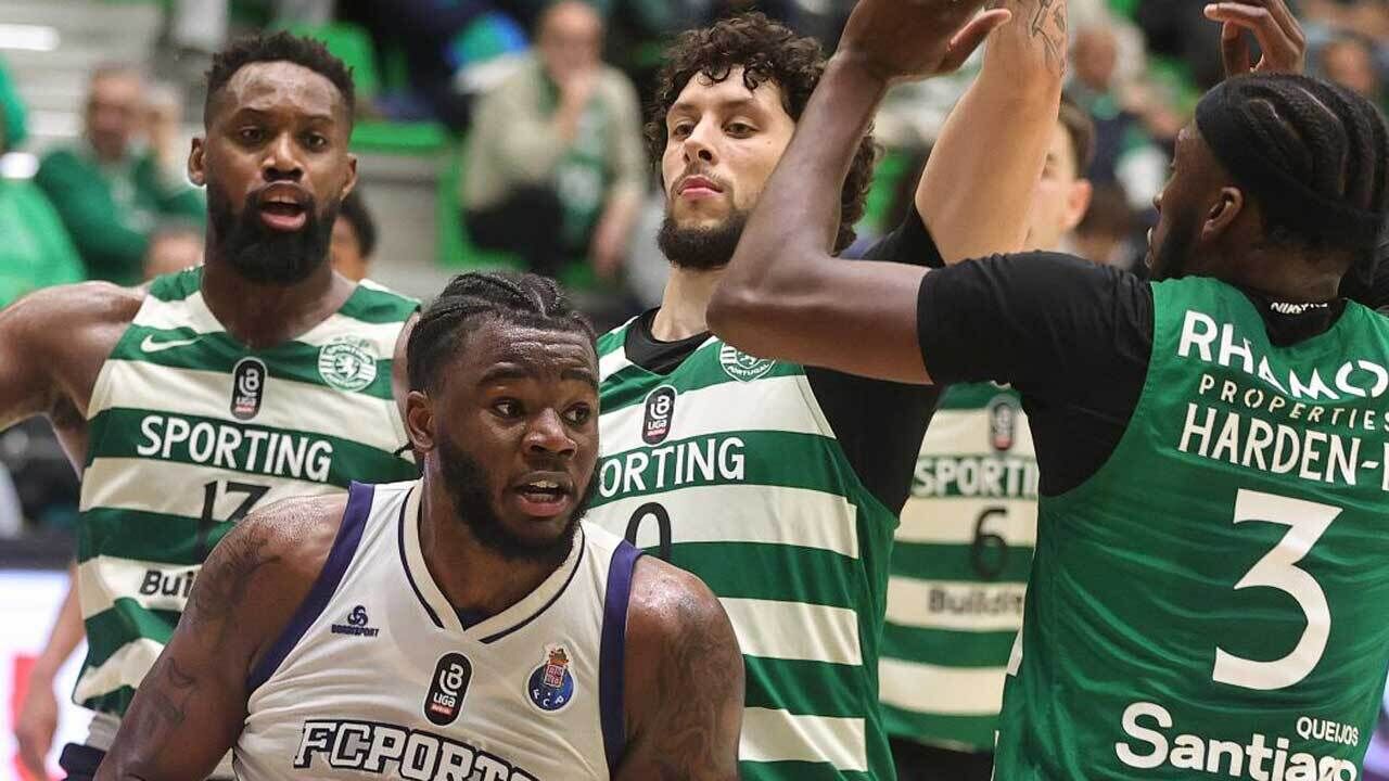 Javian Davis terá sido alvo de insultos racistas