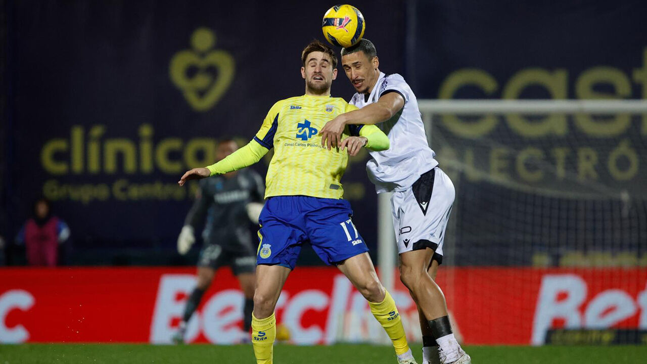Abascal disputa a bola durante o jogo com o Arouca