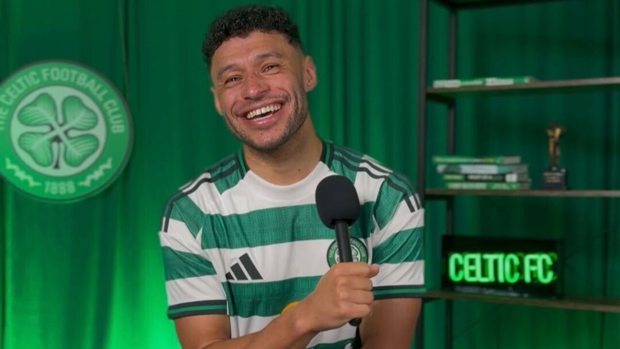Alex Oxlade-Chamberlain bem disposto na apresentação pelo Celtic
