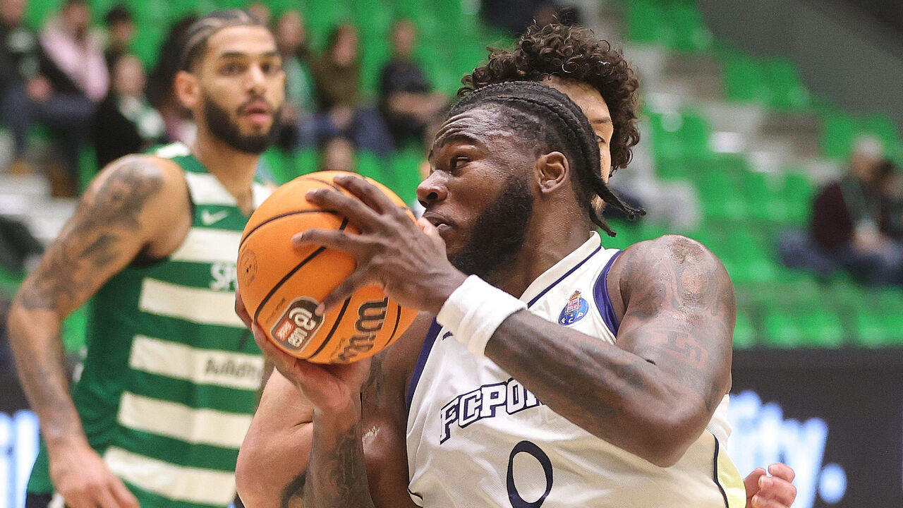Javian Davis em ação durante o Sporting-FC Porto
