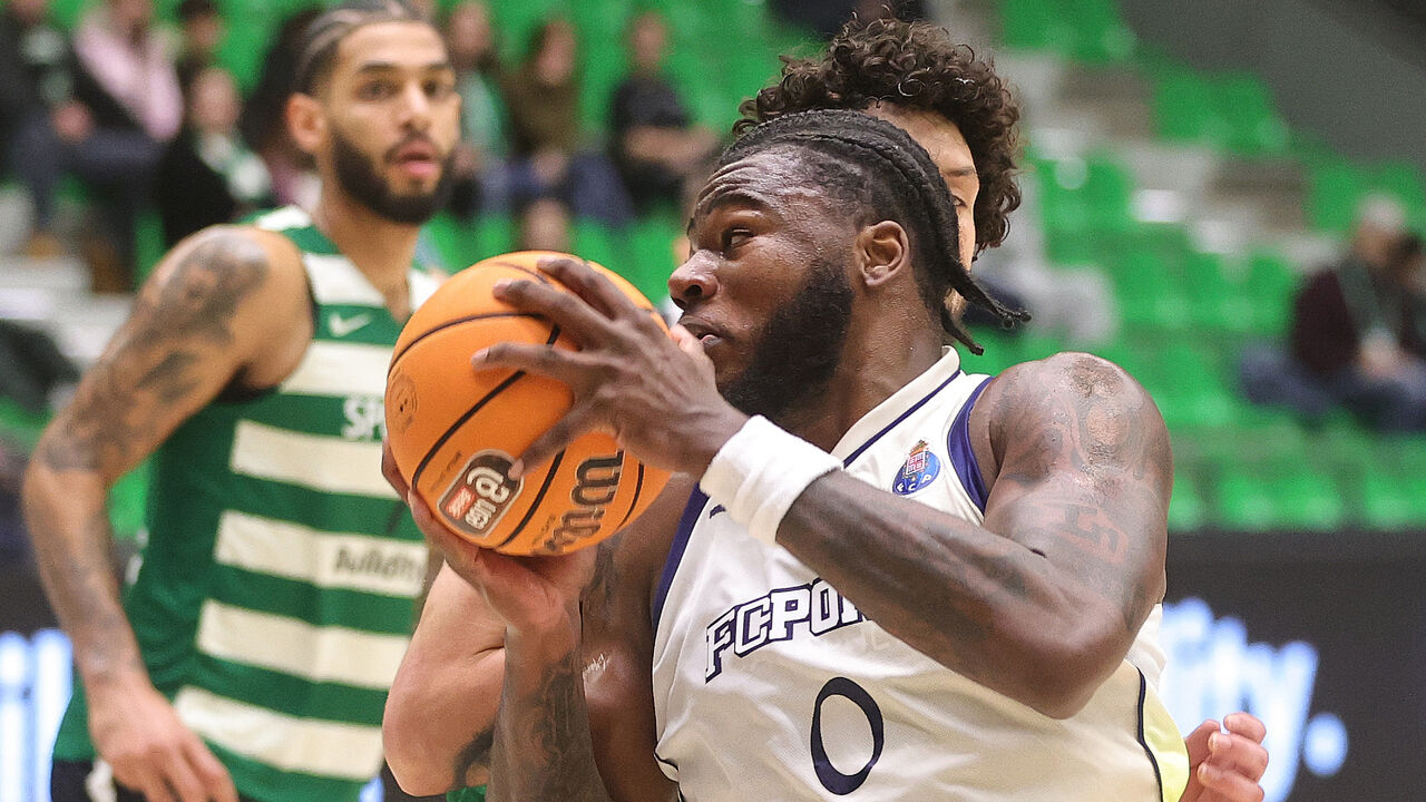 Javian Davis em ação durante o Sporting-FC Porto