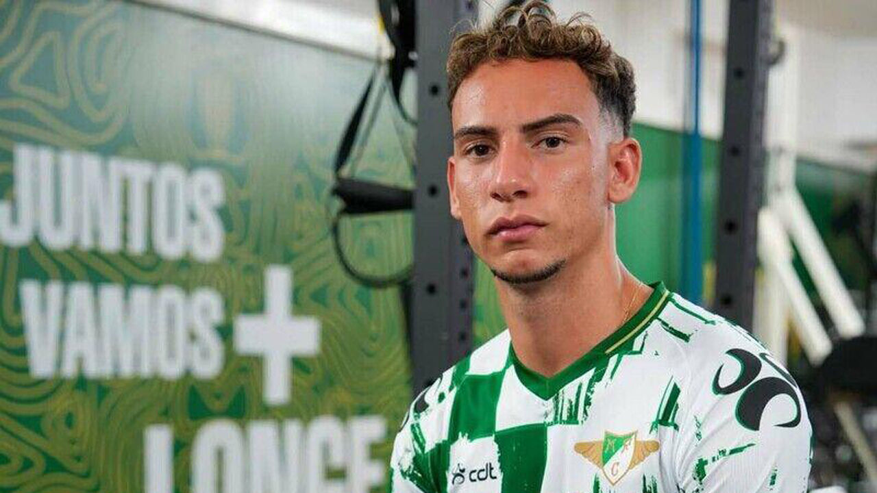 Francisco Domingues com via aberta para o onze do Moreirense