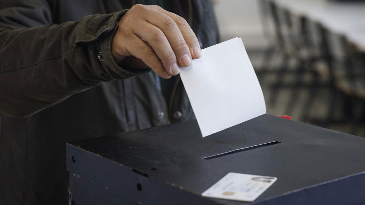 Um eleitor exerce o seu direito de voto