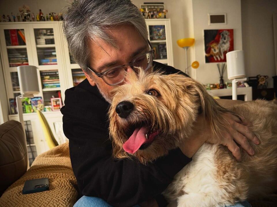 Nuno Markl regressa a casa e recebe carinho do seu cão.
