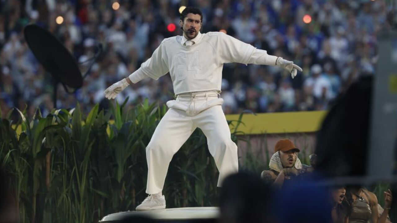 Bad Bunny atua no Super Bowl, gerando debate e críticas de Trump