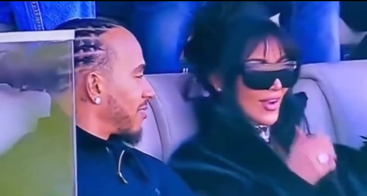 Lewis Hamilton com Kim Kardashian no Super Bowl 2026