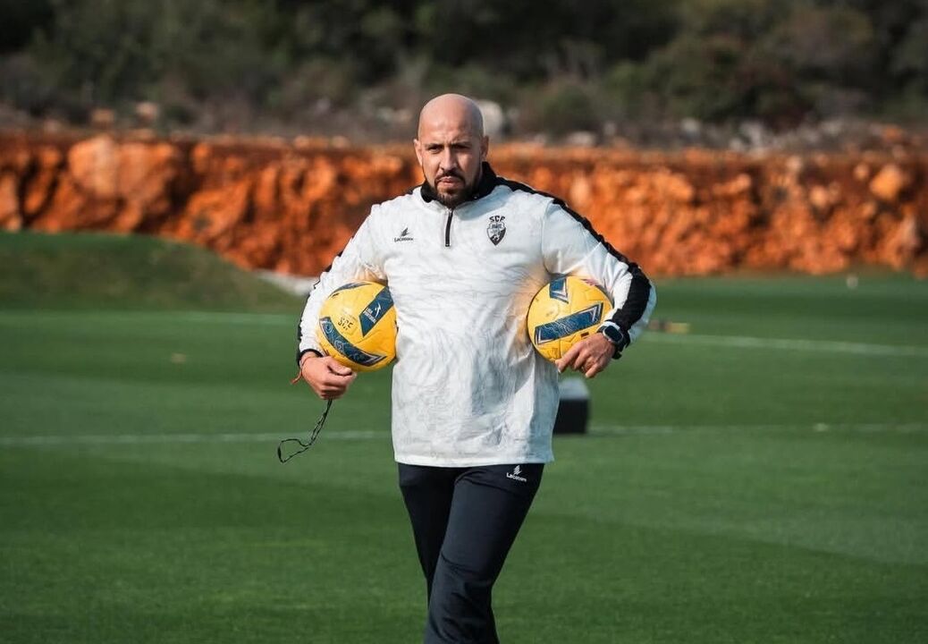 José Faria comemora com Farense fim de período sem vitórias.
