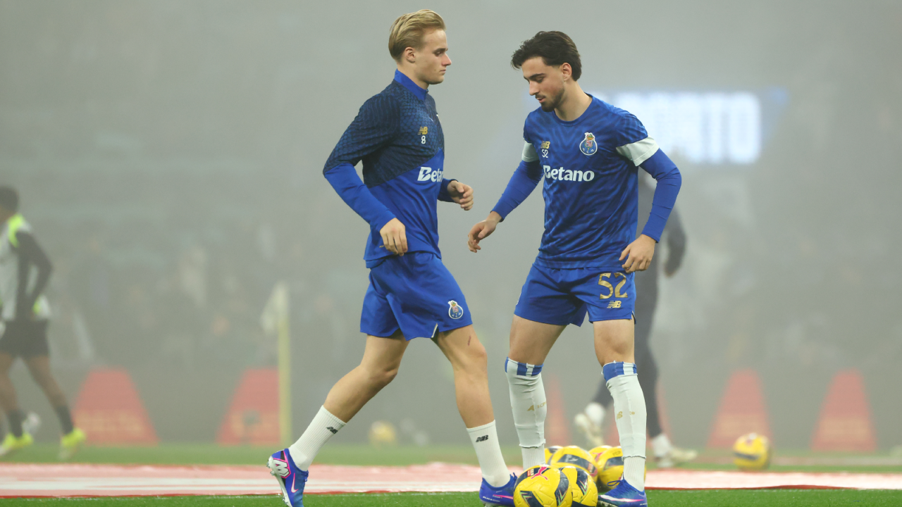 Froholdt e Martim Fernandes aquecem antes do FC Porto-Sporting
