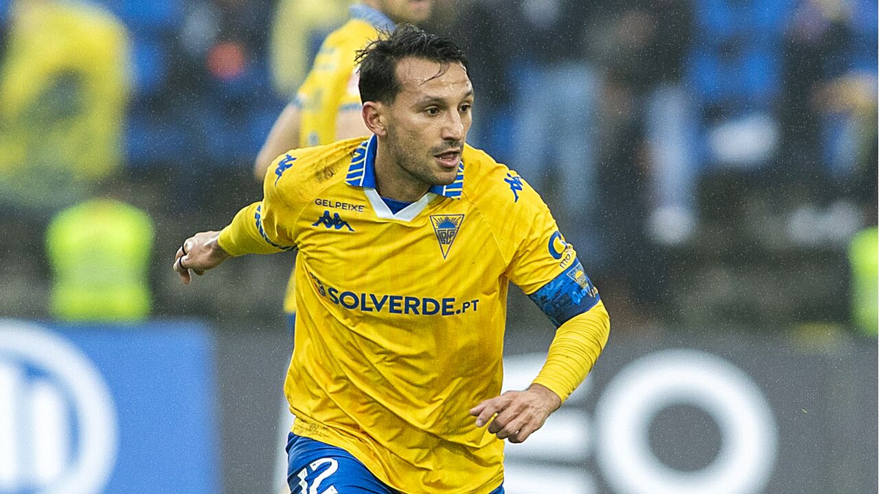 João Carvalho em ação frente ao Santa Clara