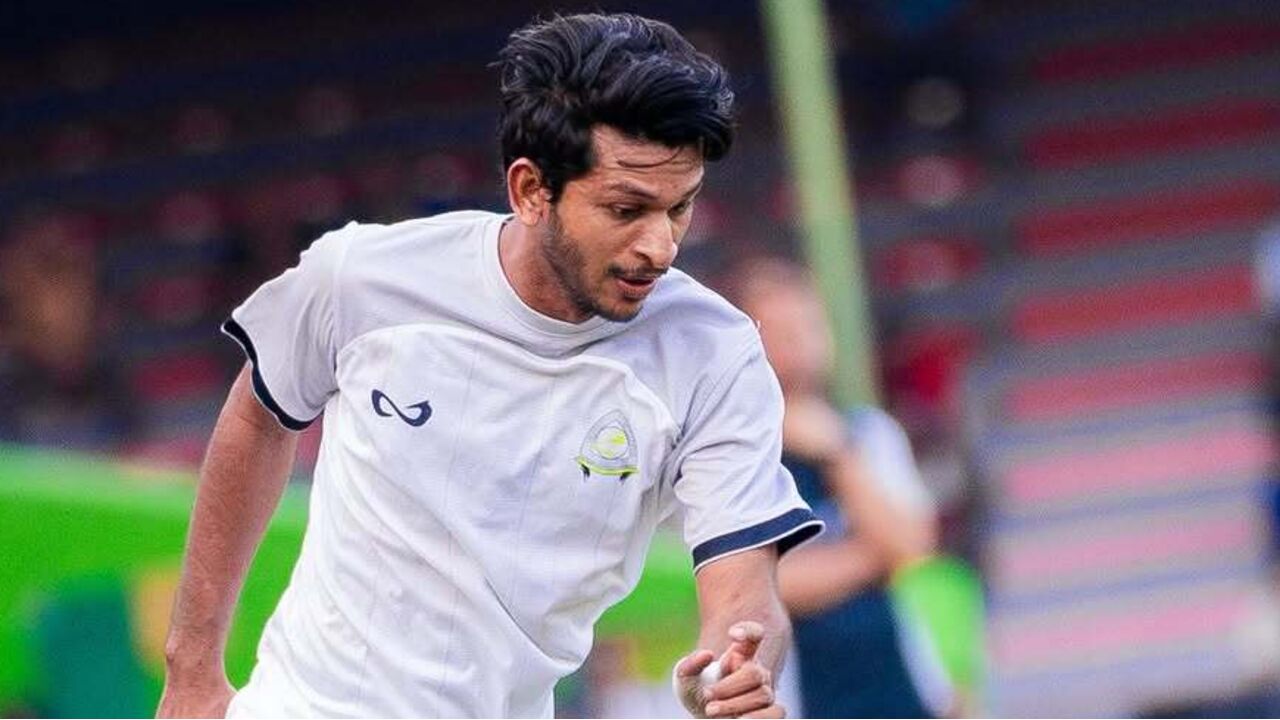 Jogador de futebol em campo durante uma partida