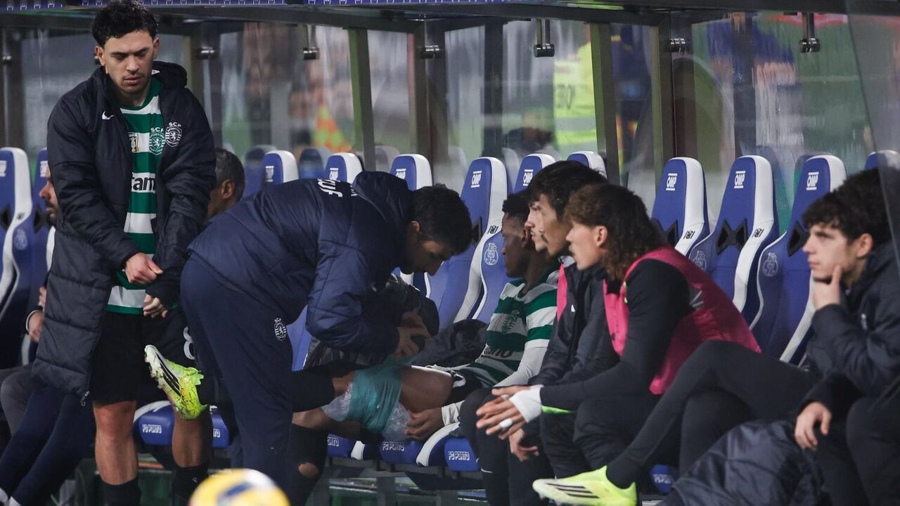 Jogadores do Sporting no banco de suplentes durante jogo de futebol