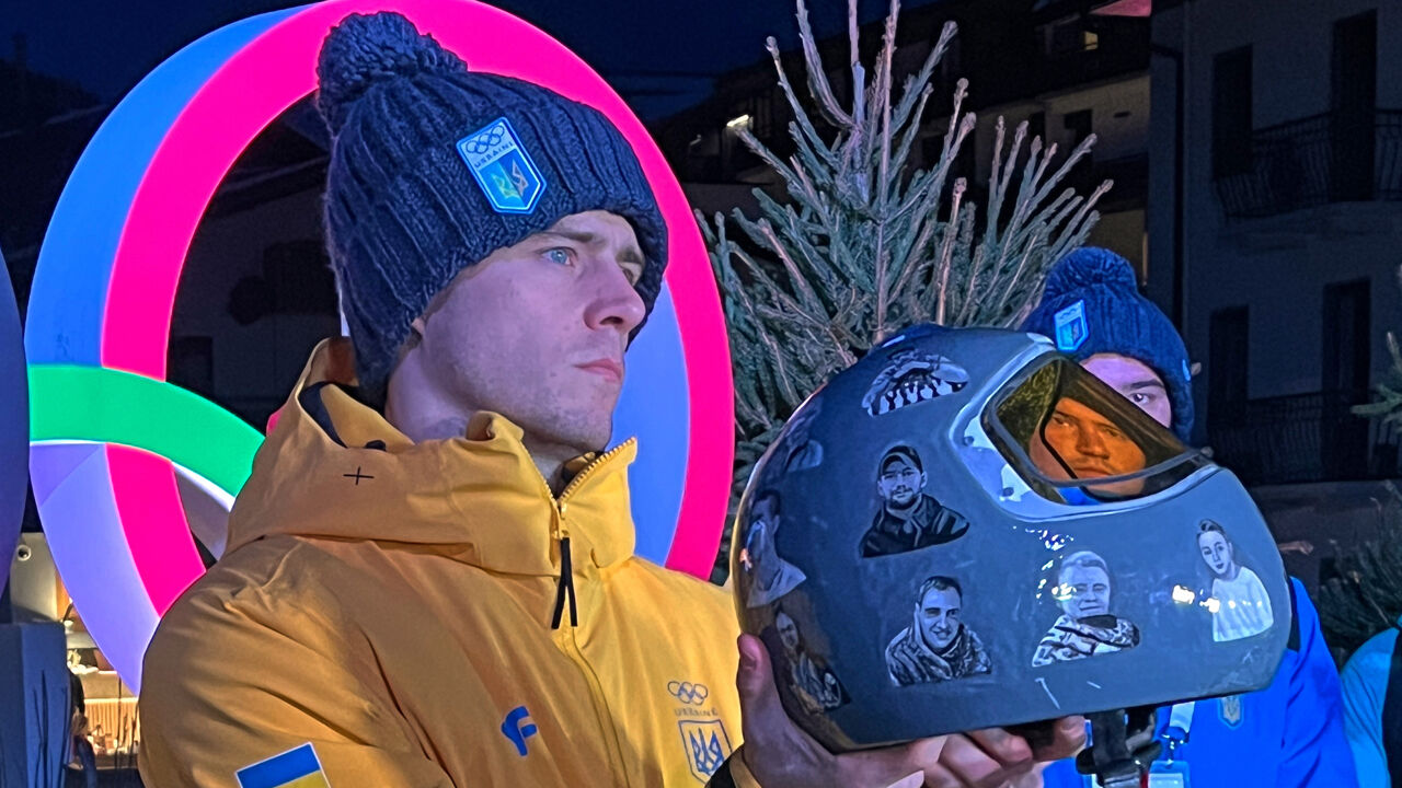 Vladyslav Heraskevych mostra o capacete que está a utilizar durante os Jogos de Inverno
