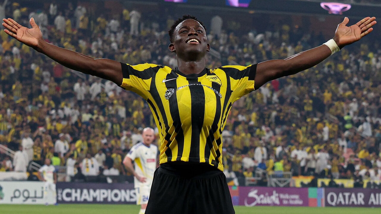 Roger Fernandes festeja um dos golos que marcou ao Al Gharafa